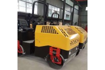 1噸柴油壓路機(jī)前后輪都是80cm 雙鋼輪震動(dòng)壓路機(jī)